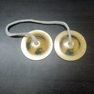 HiTechMart Handcrafted Brass Manjeera &ndash; 7.5cm Indian Classical Musical Instrument for Bhajan, Kirtan, Puja &ndash; Traditional Cymbals with Clear, Resonant Sound &ndash; 118gm Lightweight with Durable String